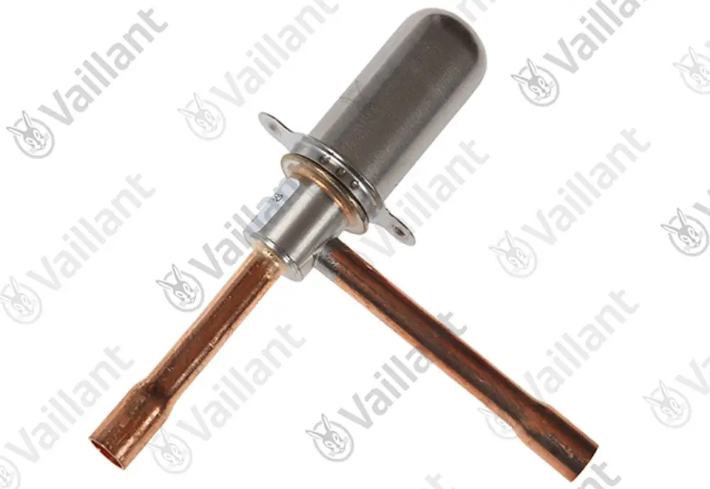 Vaillant Expansionsventil mit einer metallenen Gehäusekonstruktion und zwei Kupferrohren, die für die Regelung von Kälte- oder Heizungsanlagen verwendet werden.